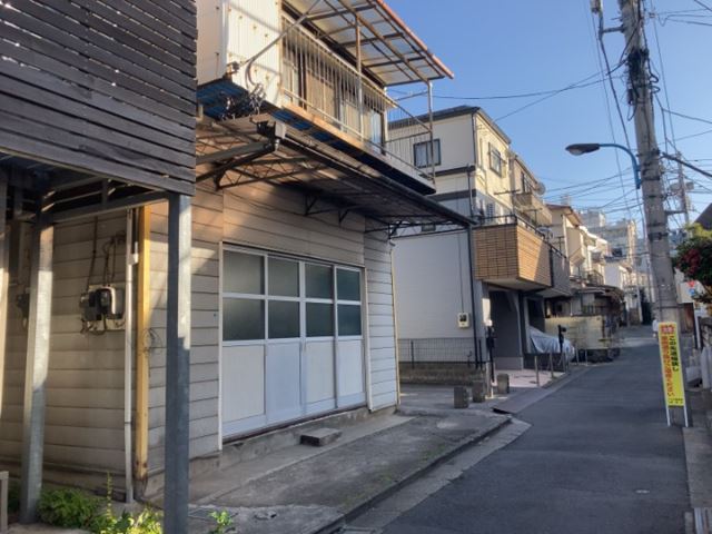 木造・鉄骨混構造2階建て解体工事(東京都新宿区赤城下町)前の様子です。